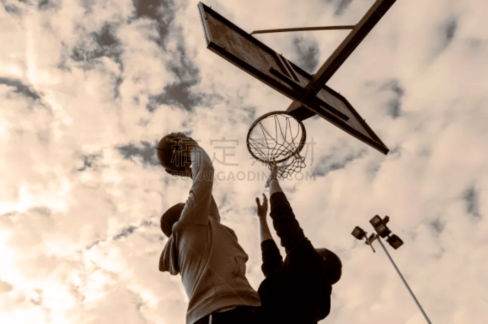 欧文：唯一担心的是库尼亚的脾气，毕竟队里已经有一个B费了